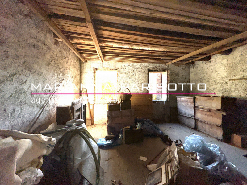 Nel cuore pulsante di Solagna, proponiamo in vendita un'antica proprietà esclusiva che racconta s...