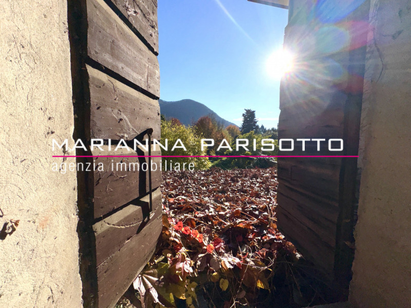 Nel cuore pulsante di Solagna, proponiamo in vendita un'antica proprietà esclusiva che racconta s...