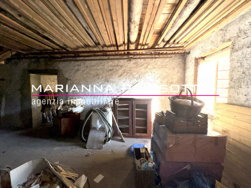 Nel cuore pulsante di Solagna, proponiamo in vendita un'antica proprietà esclusiva che racconta s...