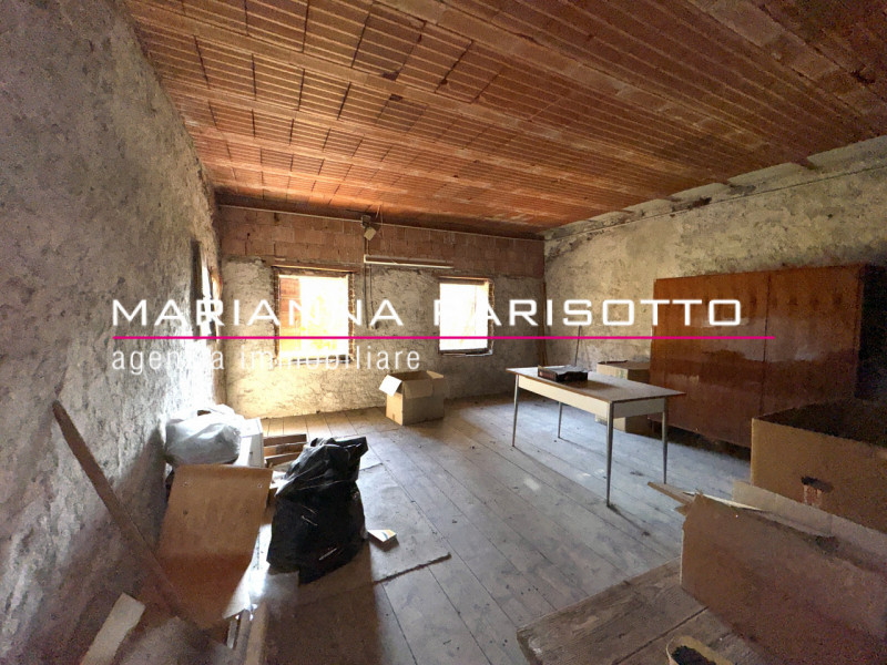 Nel cuore pulsante di Solagna, proponiamo in vendita un'antica proprietà esclusiva che racconta s...