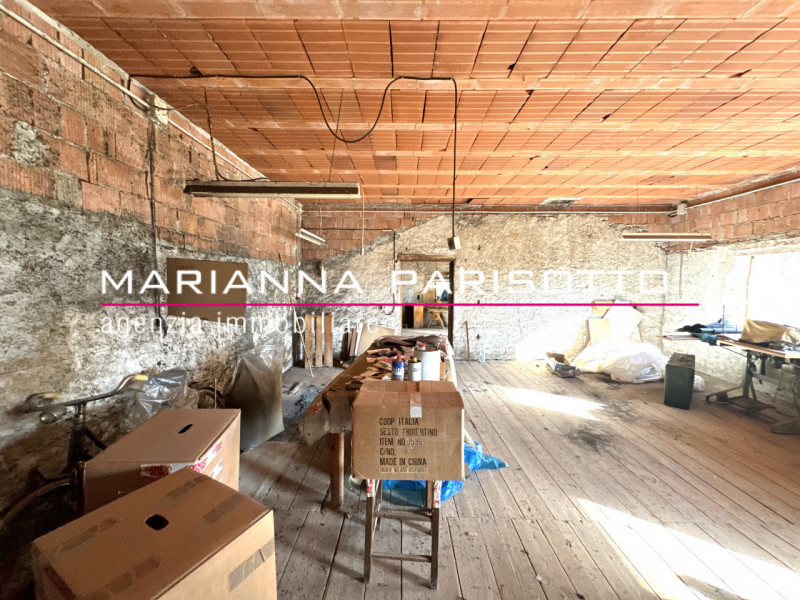 Nel cuore pulsante di Solagna, proponiamo in vendita un'antica proprietà esclusiva che racconta s...