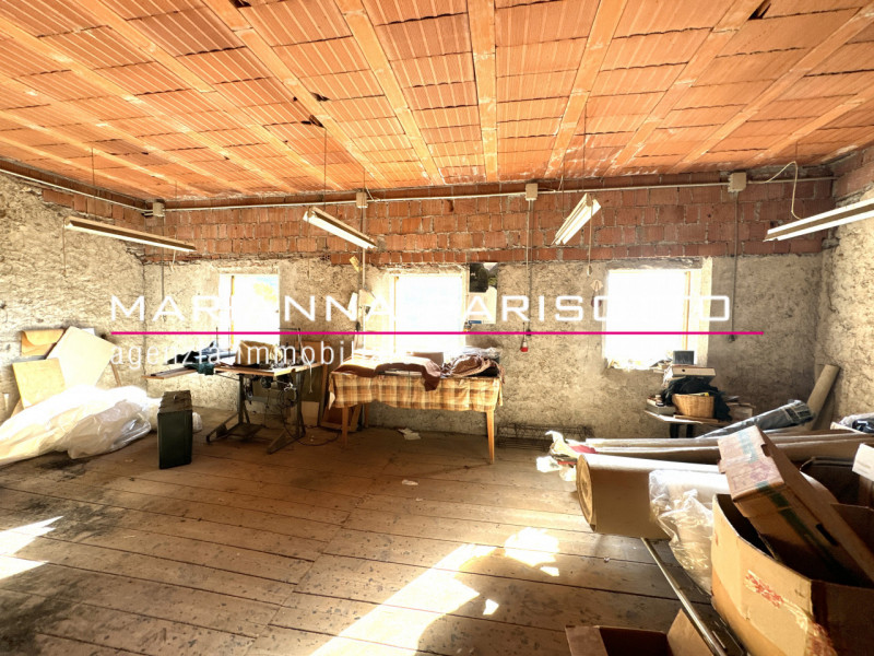 Nel cuore pulsante di Solagna, proponiamo in vendita un'antica proprietà esclusiva che racconta s...