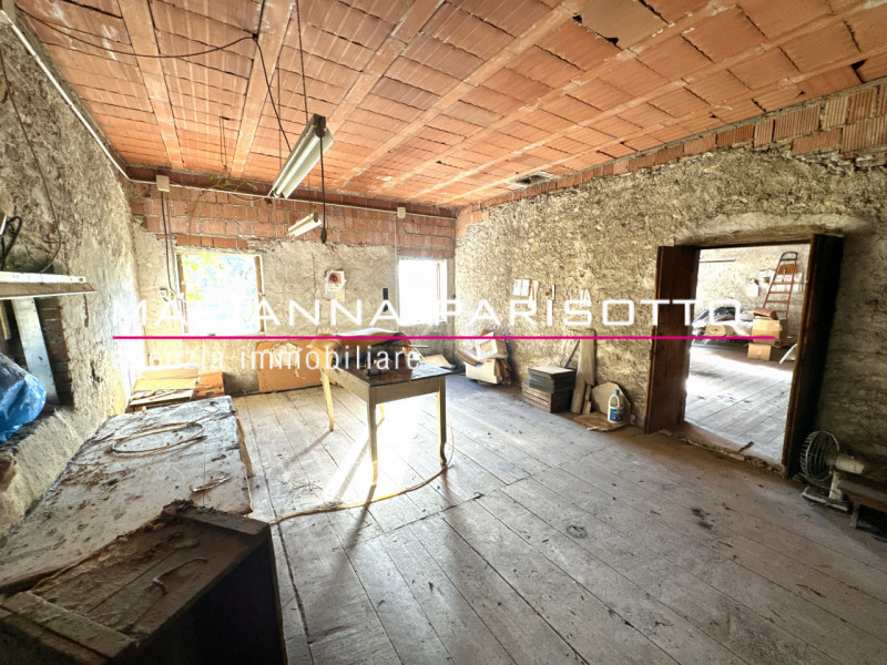 Nel cuore pulsante di Solagna, proponiamo in vendita un'antica proprietà esclusiva che racconta s...