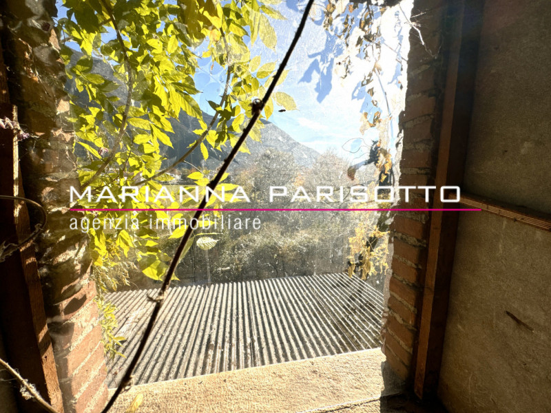 Nel cuore pulsante di Solagna, proponiamo in vendita un'antica proprietà esclusiva che racconta s...