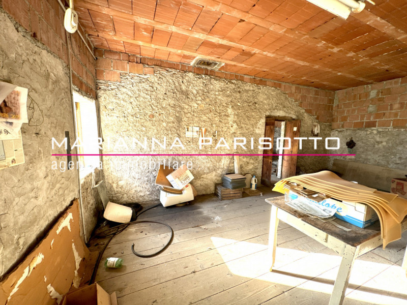 Nel cuore pulsante di Solagna, proponiamo in vendita un'antica proprietà esclusiva che racconta s...