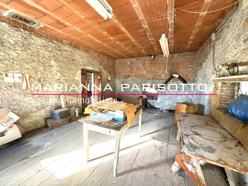 Nel cuore pulsante di Solagna, proponiamo in vendita un'antica proprietà esclusiva che racconta s...