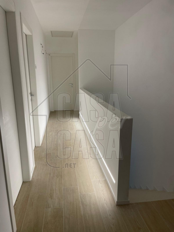 Rif. MB04 - A Montegrotto in zona residenziale affacciata sui colli, proponiamo una bellissima bi...