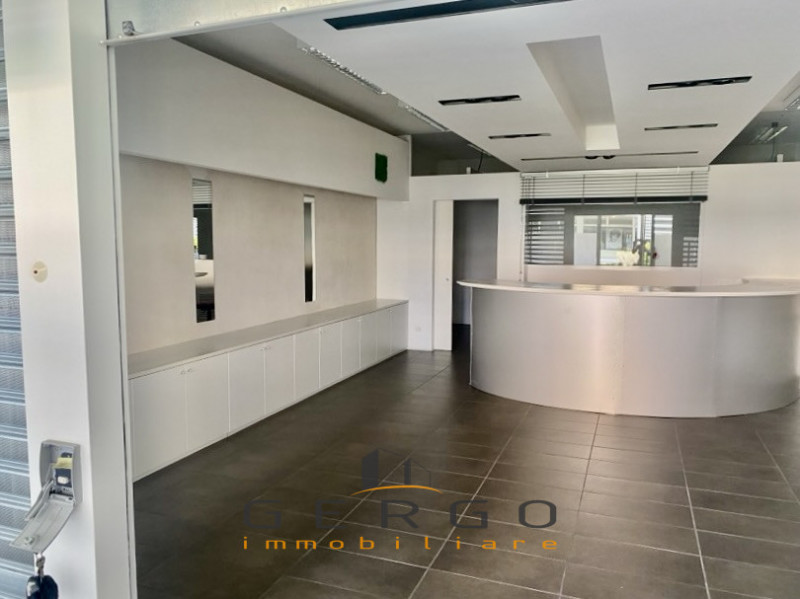 (Per INFO 3316190143) A Vedelago, in zona centrale, proponiamo in affitto ufficio di circa 80 mq,...