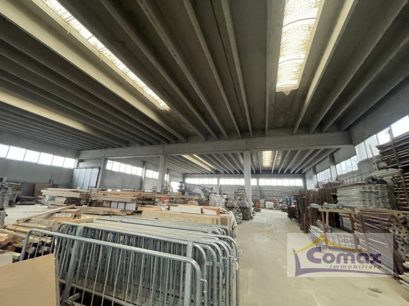 Riferimento CA 1009

Rovolon Bastia, in vendita recente capannone al grezzo, all'interno della zo...