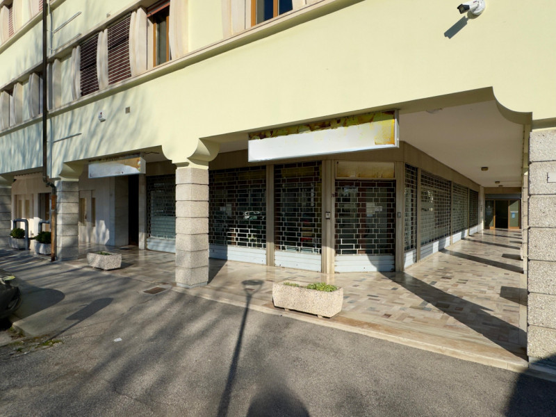 NEGOZIO CON VETRINA ANTISFONDAMENTO

Proponiamo in vendita negozio al piano terra, con una metrat...