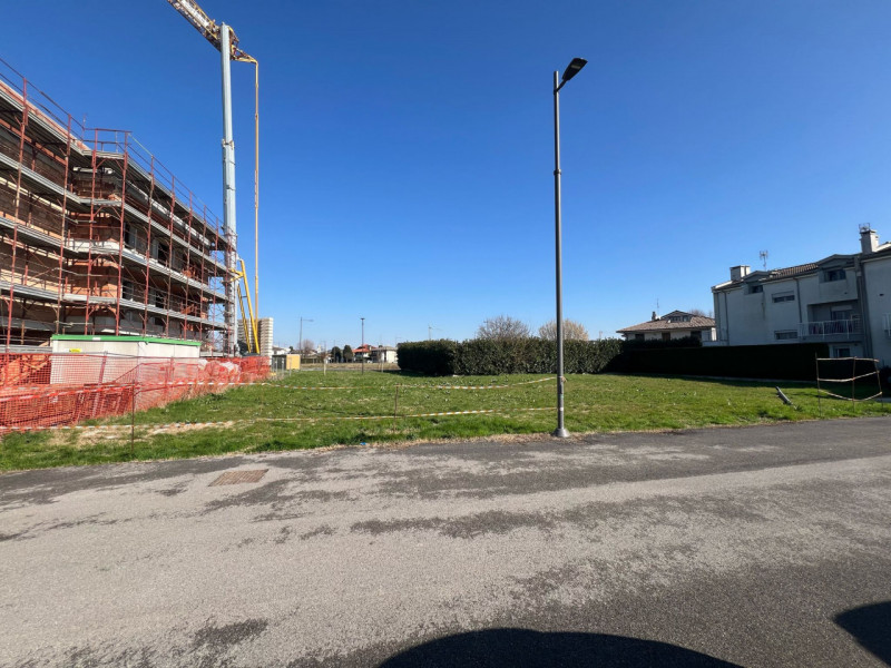 SAN GIACOMO: situato all'interno del nuovo quartiere residenziale, terreno edificabile di 863 met...