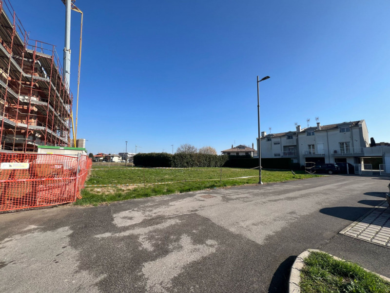 SAN GIACOMO: situato all'interno del nuovo quartiere residenziale, terreno edificabile di 863 met...