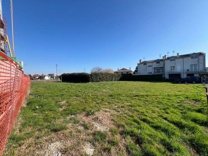 SAN GIACOMO: situato all'interno del nuovo quartiere residenziale, terreno edificabile di 863 met...