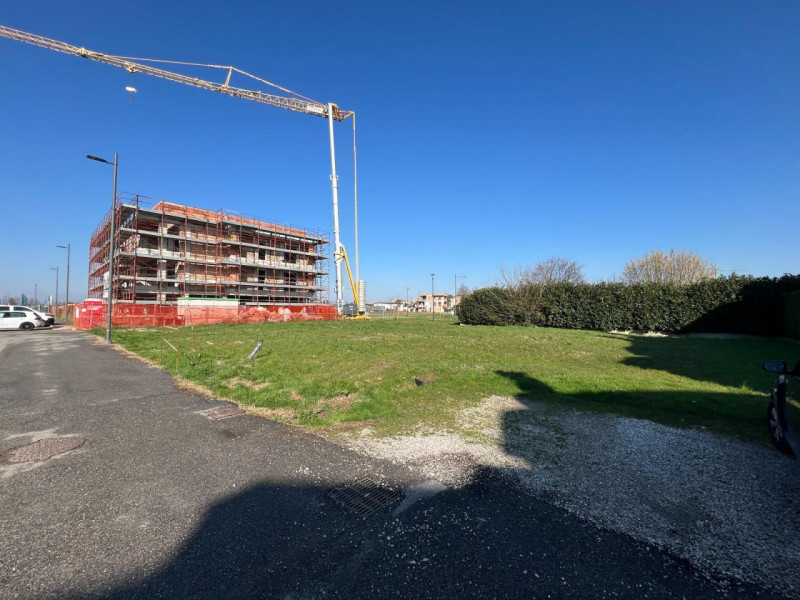 SAN GIACOMO: situato all'interno del nuovo quartiere residenziale, terreno edificabile di 863 met...