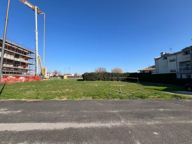 SAN GIACOMO: situato all'interno del nuovo quartiere residenziale, terreno edificabile di 863 met...