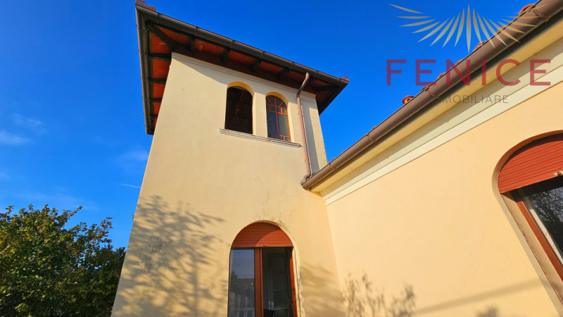 Questa meravigliosa villa in vendita a Cornuda si trova in uno stato attuale libero al rogito, il...