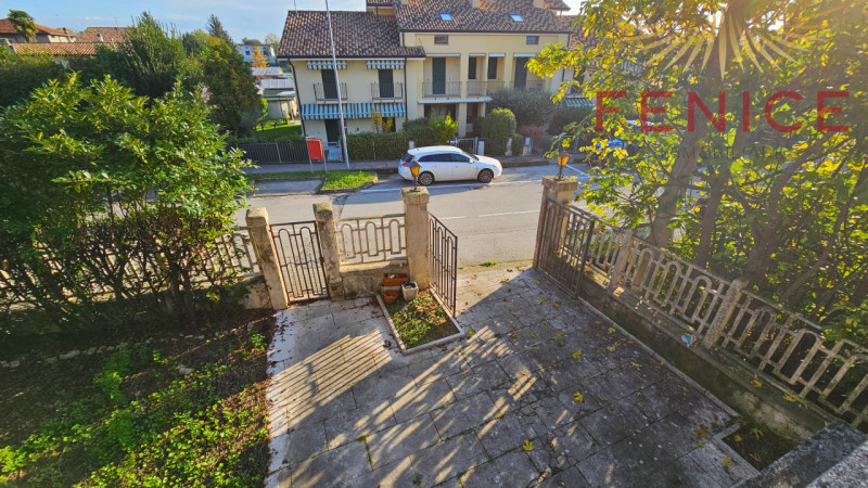 Questa meravigliosa villa in vendita a Cornuda si trova in uno stato attuale libero al rogito, il...