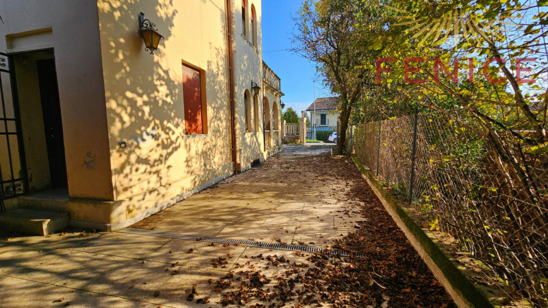 Questa meravigliosa villa in vendita a Cornuda si trova in uno stato attuale libero al rogito, il...