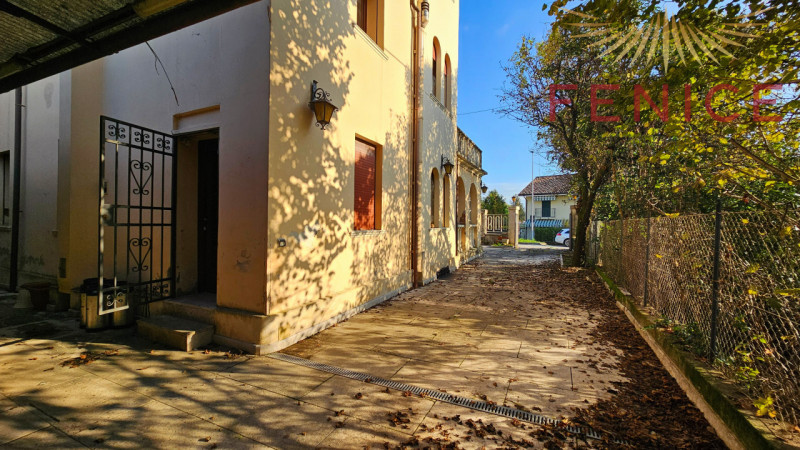 Questa meravigliosa villa in vendita a Cornuda si trova in uno stato attuale libero al rogito, il...
