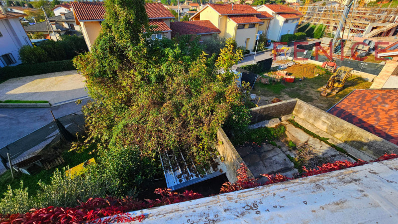 Questa meravigliosa villa in vendita a Cornuda si trova in uno stato attuale libero al rogito, il...