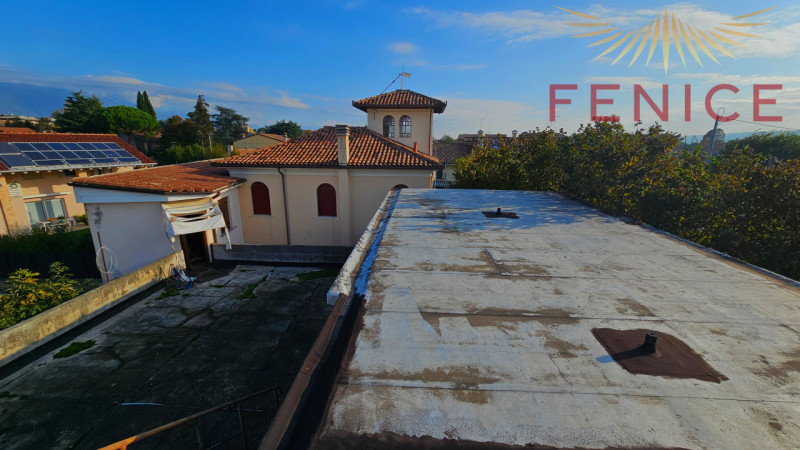 Questa meravigliosa villa in vendita a Cornuda si trova in uno stato attuale libero al rogito, il...