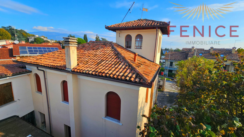 Questa meravigliosa villa in vendita a Cornuda si trova in uno stato attuale libero al rogito, il...