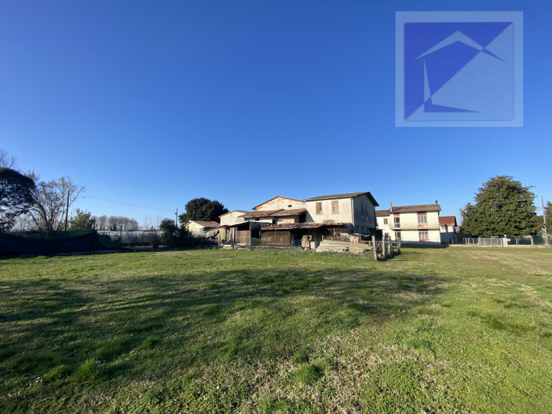 Camposampiero, in zona tranquilla e ben servita, proponiamo in vendita rustico affiancato complet...