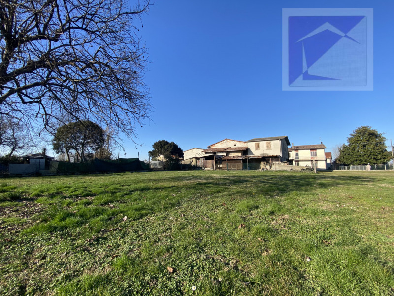 Camposampiero, in zona tranquilla e ben servita, proponiamo in vendita rustico affiancato complet...