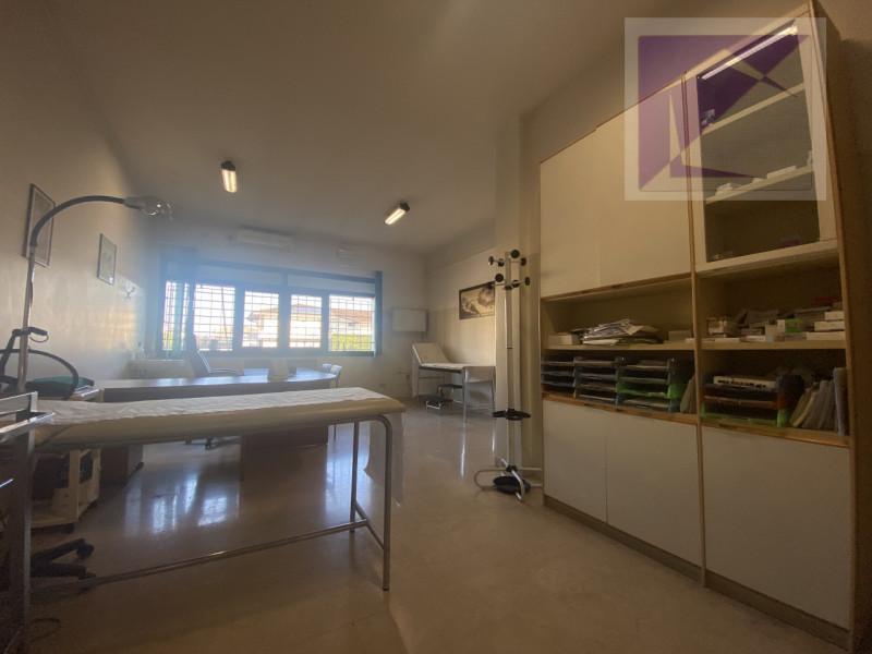 Piombino Dese, in centro paese e in una posizione strategica, proponiamo in vendita un ufficio di...