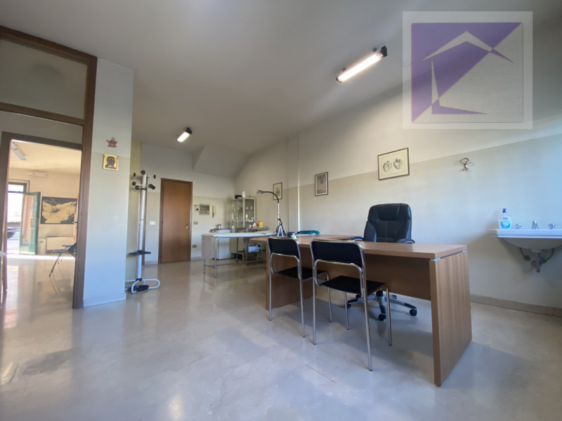 Piombino Dese, in centro paese e in una posizione strategica, proponiamo in vendita un ufficio di...