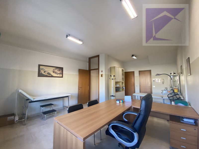 Piombino Dese, in centro paese e in una posizione strategica, proponiamo in vendita un ufficio di...