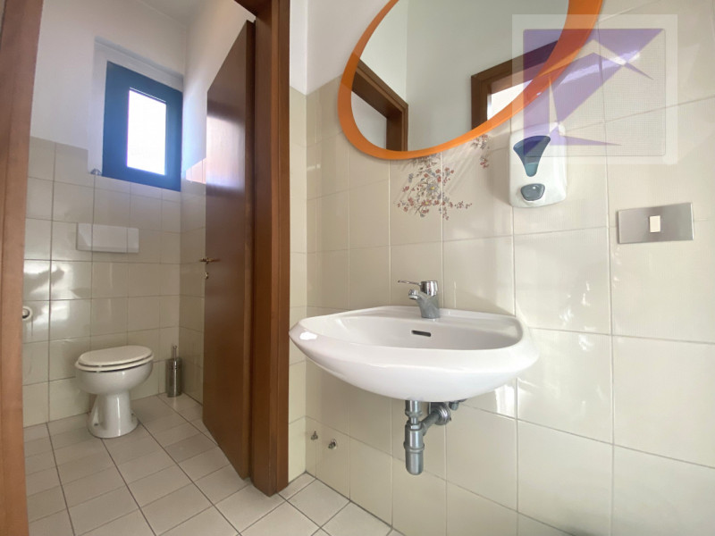 Piombino Dese, in centro paese e in una posizione strategica, proponiamo in vendita un ufficio di...