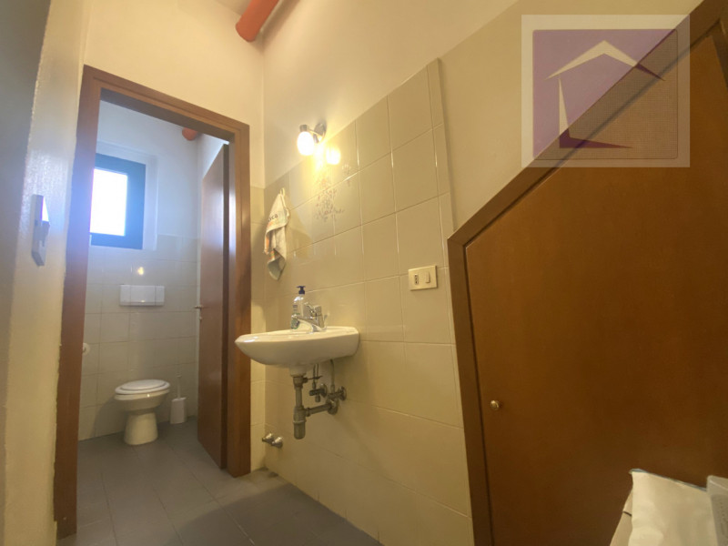 Piombino Dese, in centro paese e in una posizione strategica, proponiamo in vendita un ufficio di...