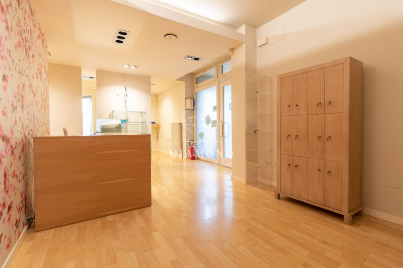 Onè di Fonte: in posizione centrale, negozio di 82 mq calpestabili, al piano primo senza ascensor...