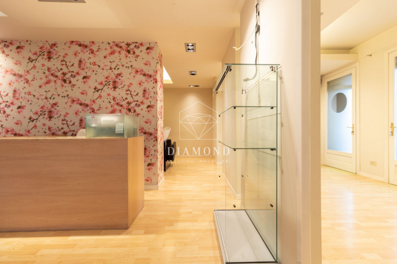 Onè di Fonte: in posizione centrale, negozio di 82 mq calpestabili, al piano primo senza ascensor...