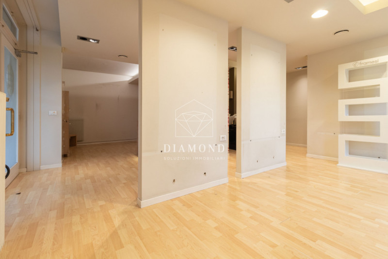 Onè di Fonte: in posizione centrale, negozio di 82 mq calpestabili, al piano primo senza ascensor...