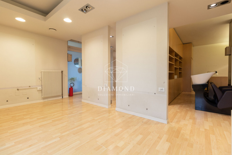 Onè di Fonte: in posizione centrale, negozio di 82 mq calpestabili, al piano primo senza ascensor...