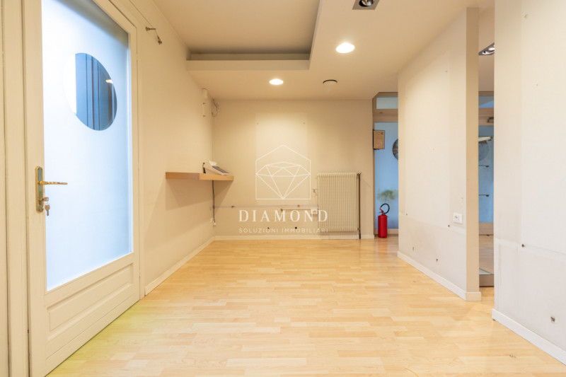 Onè di Fonte: in posizione centrale, negozio di 82 mq calpestabili, al piano primo senza ascensor...