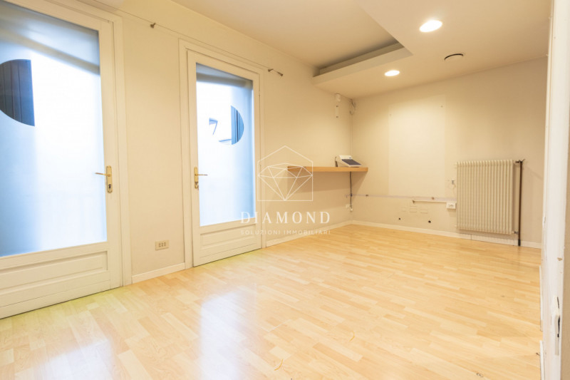 Onè di Fonte: in posizione centrale, negozio di 82 mq calpestabili, al piano primo senza ascensor...