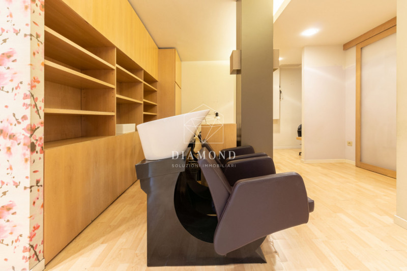 Onè di Fonte: in posizione centrale, negozio di 82 mq calpestabili, al piano primo senza ascensor...