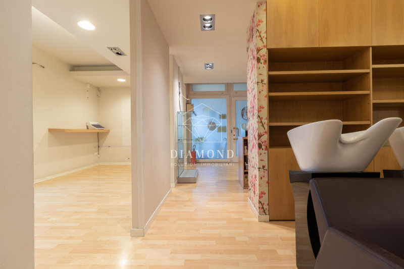 Onè di Fonte: in posizione centrale, negozio di 82 mq calpestabili, al piano primo senza ascensor...