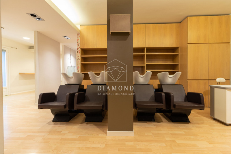 Onè di Fonte: in posizione centrale, negozio di 82 mq calpestabili, al piano primo senza ascensor...