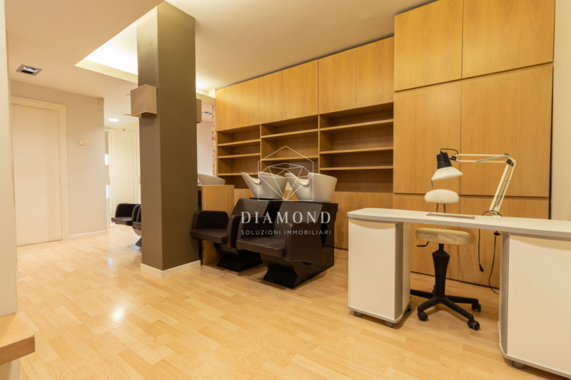 Onè di Fonte: in posizione centrale, negozio di 82 mq calpestabili, al piano primo senza ascensor...