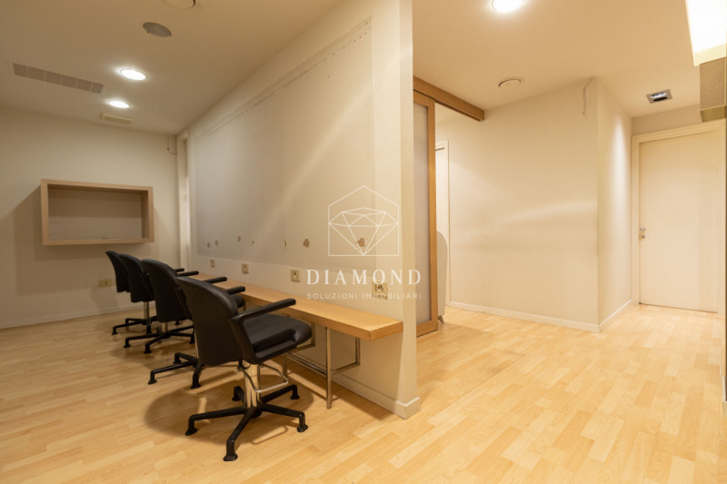 Onè di Fonte: in posizione centrale, negozio di 82 mq calpestabili, al piano primo senza ascensor...