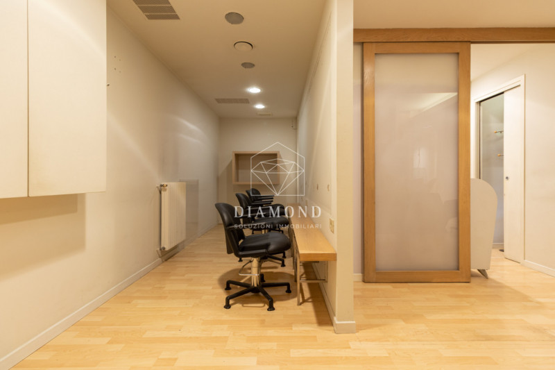 Onè di Fonte: in posizione centrale, negozio di 82 mq calpestabili, al piano primo senza ascensor...