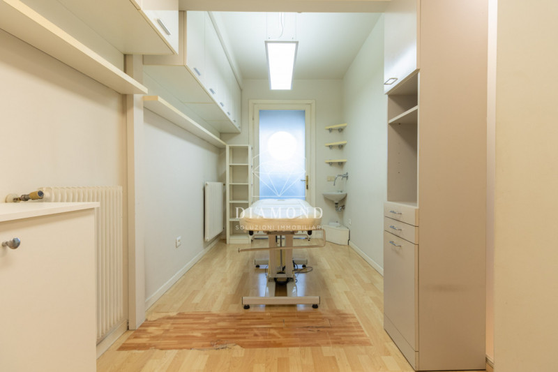 Onè di Fonte: in posizione centrale, negozio di 82 mq calpestabili, al piano primo senza ascensor...