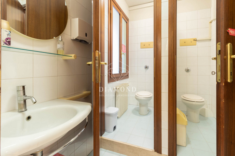 Onè di Fonte: in posizione centrale, negozio di 82 mq calpestabili, al piano primo senza ascensor...