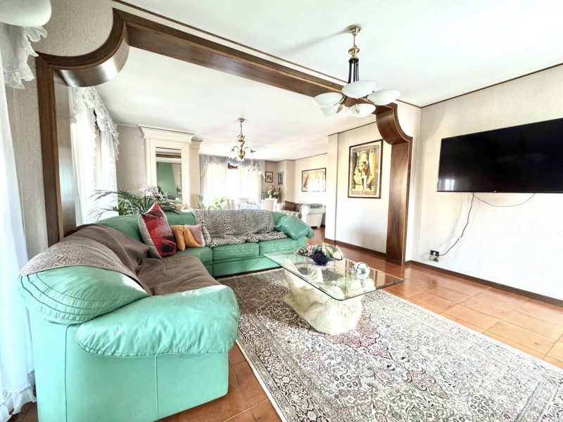 Ampia porzione di bifamiliare

Trattativa riservata presso Unica Immobiliare presso Colceresa via...