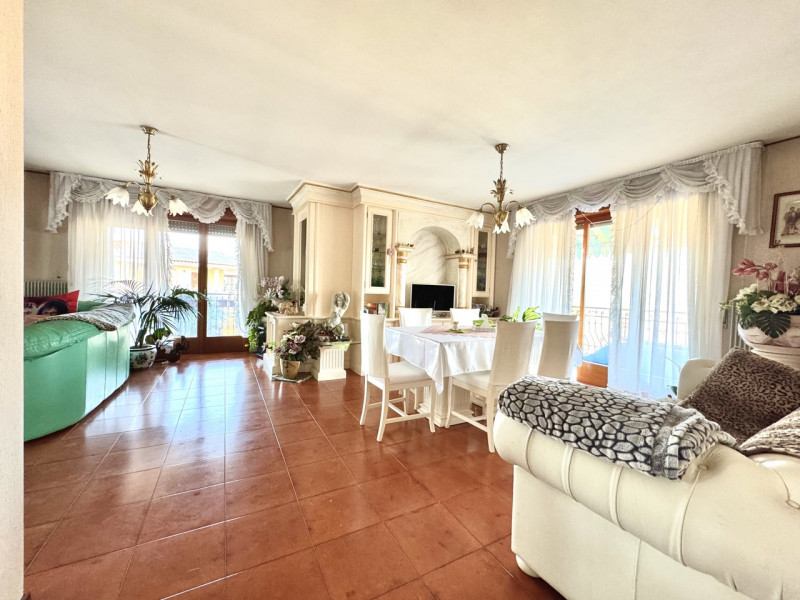 Ampia porzione di bifamiliare

Trattativa riservata presso Unica Immobiliare presso Colceresa via...