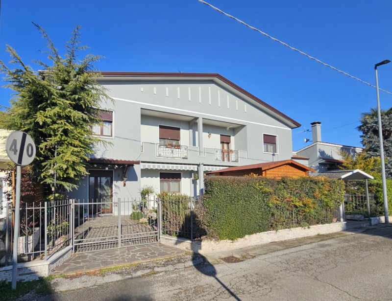 Proponiamo in vendita tra Solesino e Stanghella, casa singola dagli ampi spazi, strutturata in mo...